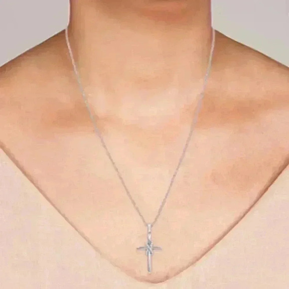 1/10 CTTW Lab Grown Diamond Pendant Women’s Necklace. Sterling Silver Cross. - Picture 5 of 5